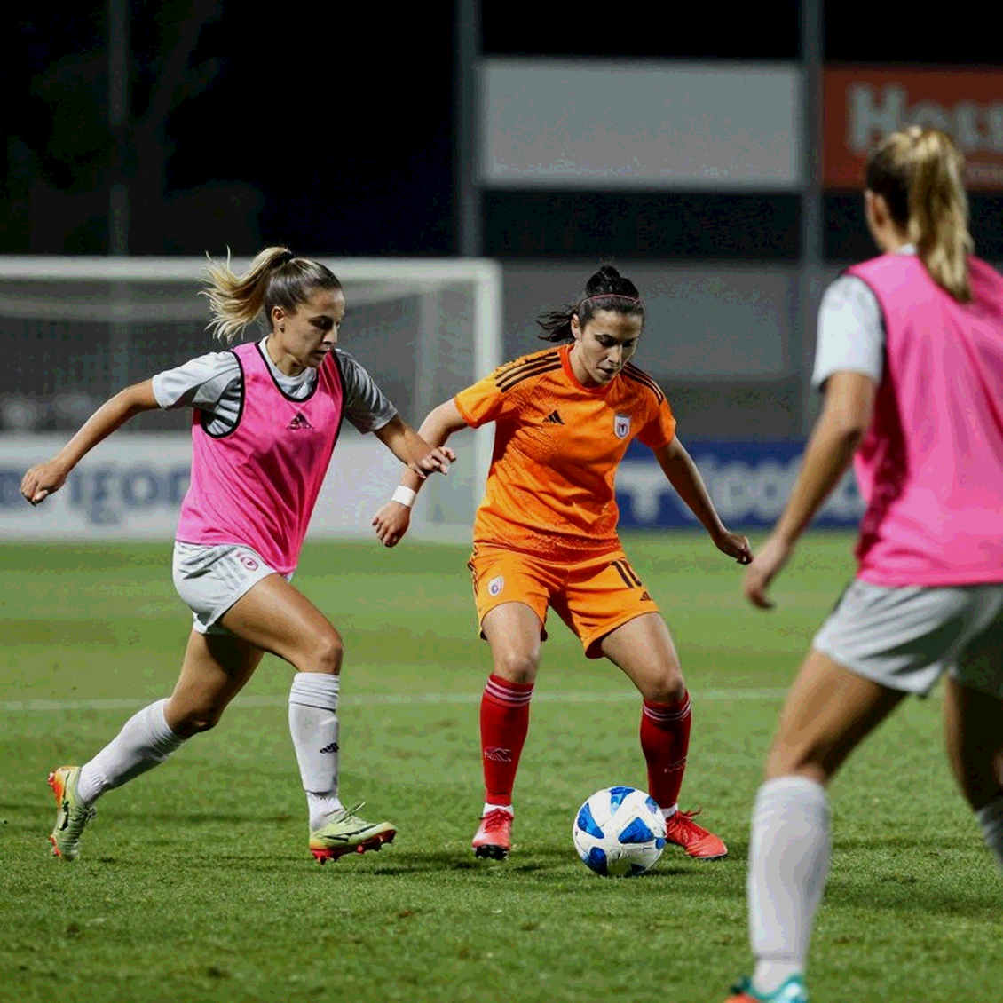 Phía sau cửa sổ chuyển nhượng giữa mùa V.League: hợp đồng, nợ lương và chuỗi nguồn tin không ai kiểm chứng