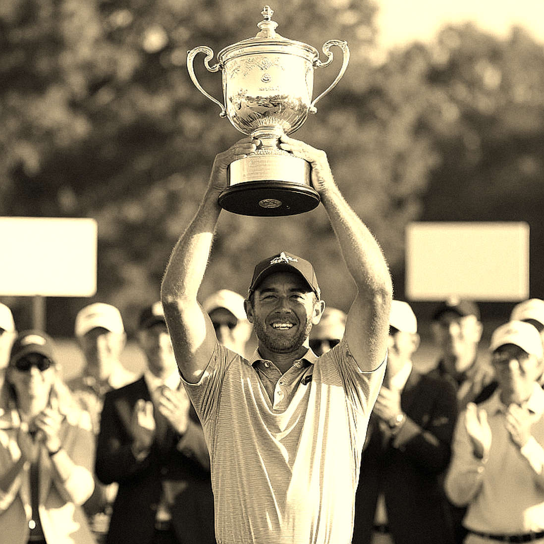 McIlroy cách ngôi đầu hai gậy ở Wentworth: cú 4-iron 230 yard và mười lăm hố bị bỏ quên